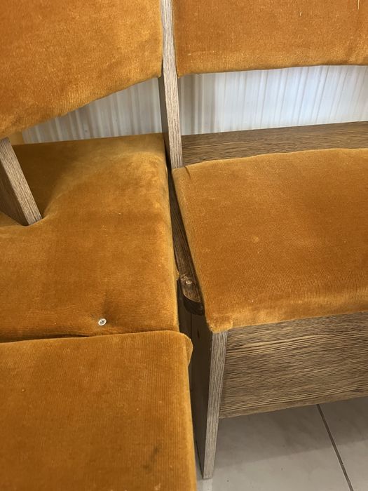 Narożna ława oraz stól z krzeslami