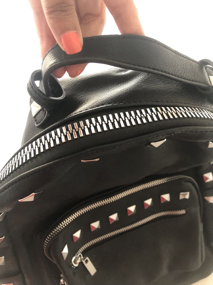 Mochila com tachas - muito espaçosa e com muitos bolsos dim. nas fotos