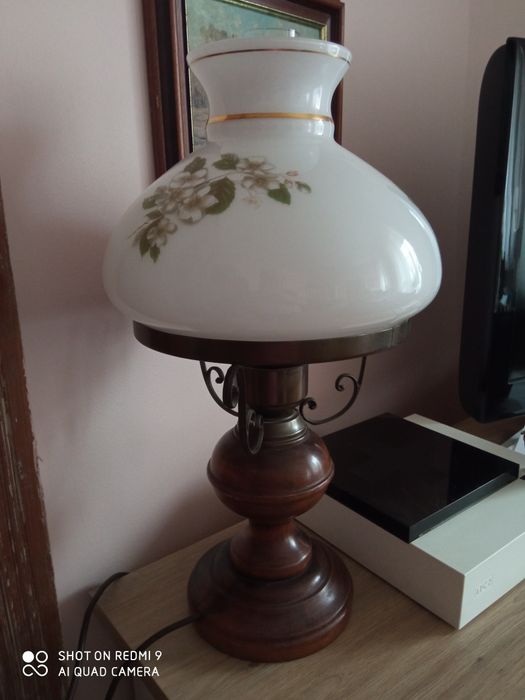Piękna lampa stołowa jak naftowa