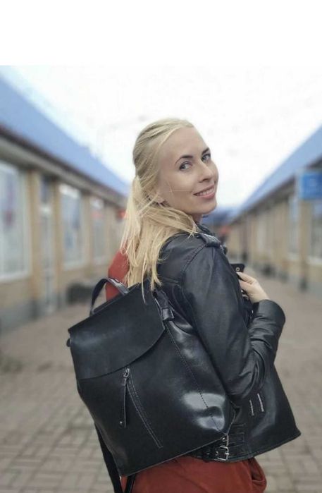 Гарний жіночий шкіряний сумка-рюкзак для формату А4 чорний