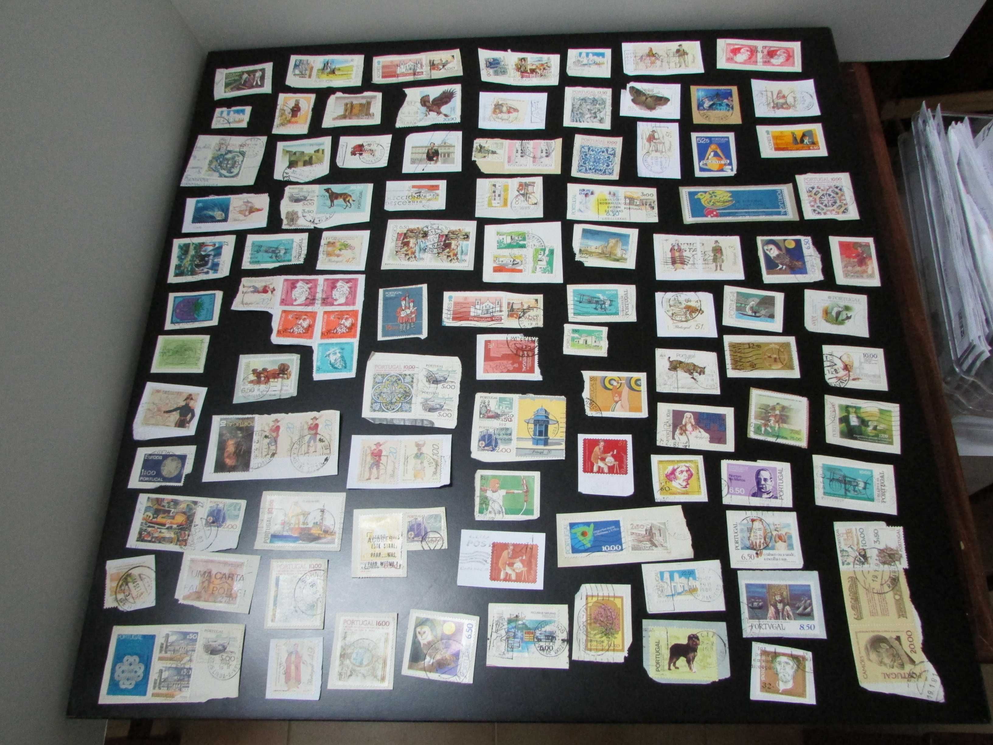 Filatelia (Lote 16): +-300 selos usados Portugal anos 80/90 em papel