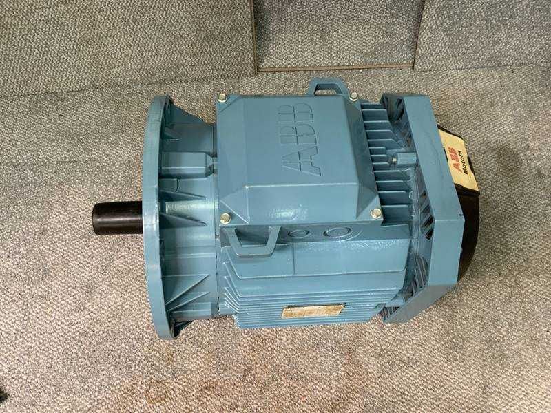 MOTOR TRIFÁSICo 5.5KW 7.5HP 400/690V  novo