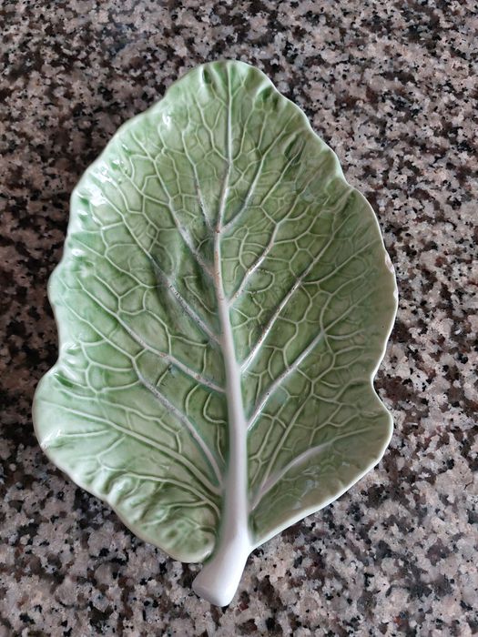 Travessa folha de couve faiança caldas da rainha