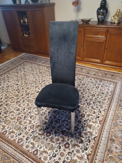 Dwa krzesła obite czarnym i turkusowym welurem