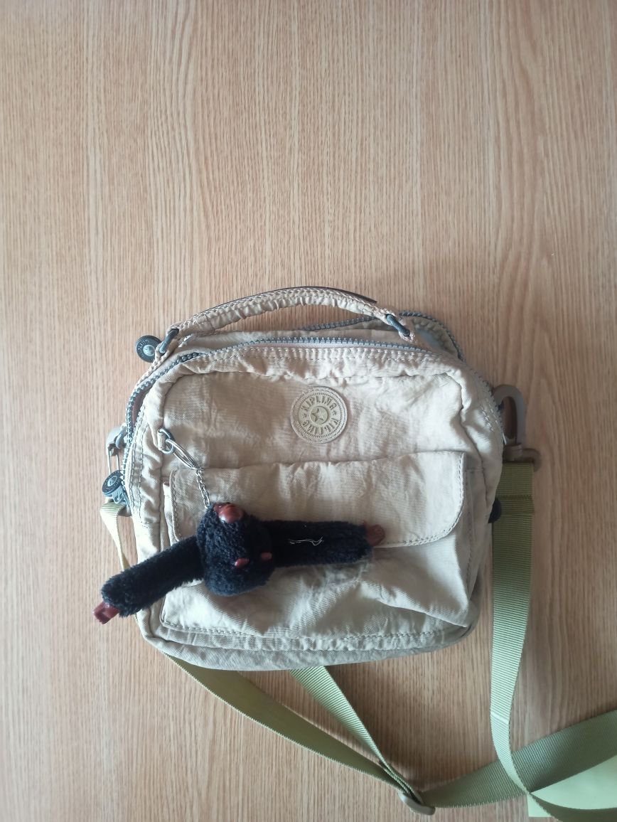 Torba Kipling beżowa listonoszka 4 kieszenie
