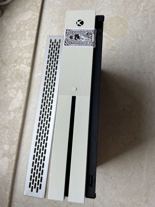 Sprzedaję konsolę Xbox One S.