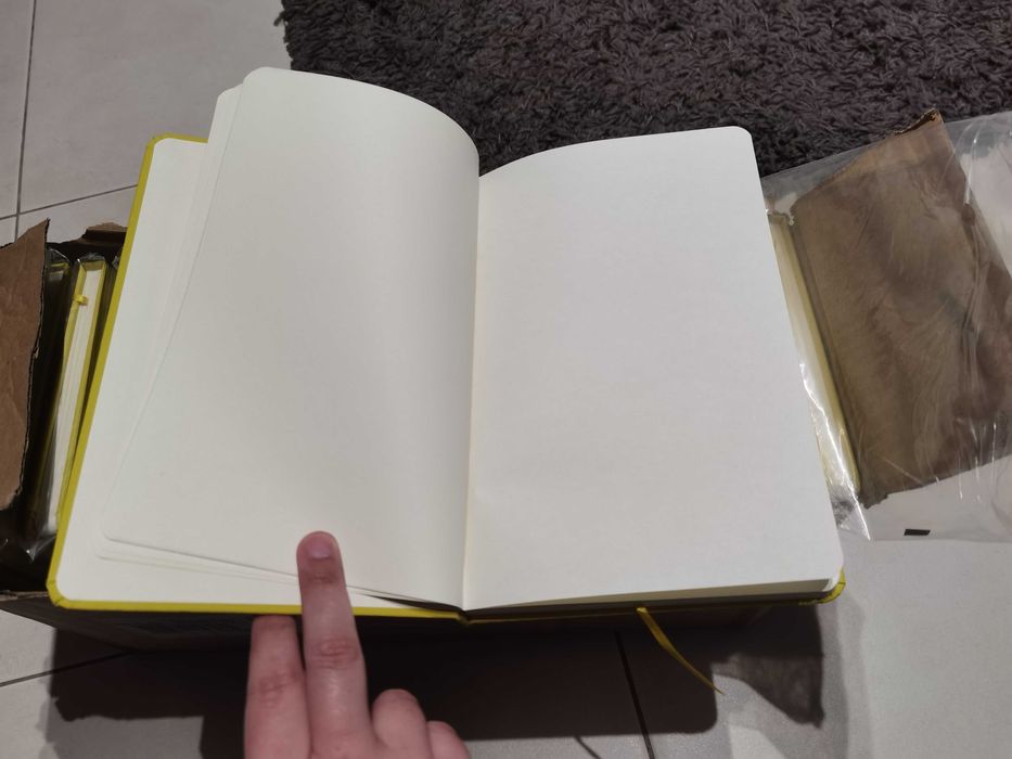 Bloco de notas sem linhas capa dura amarela