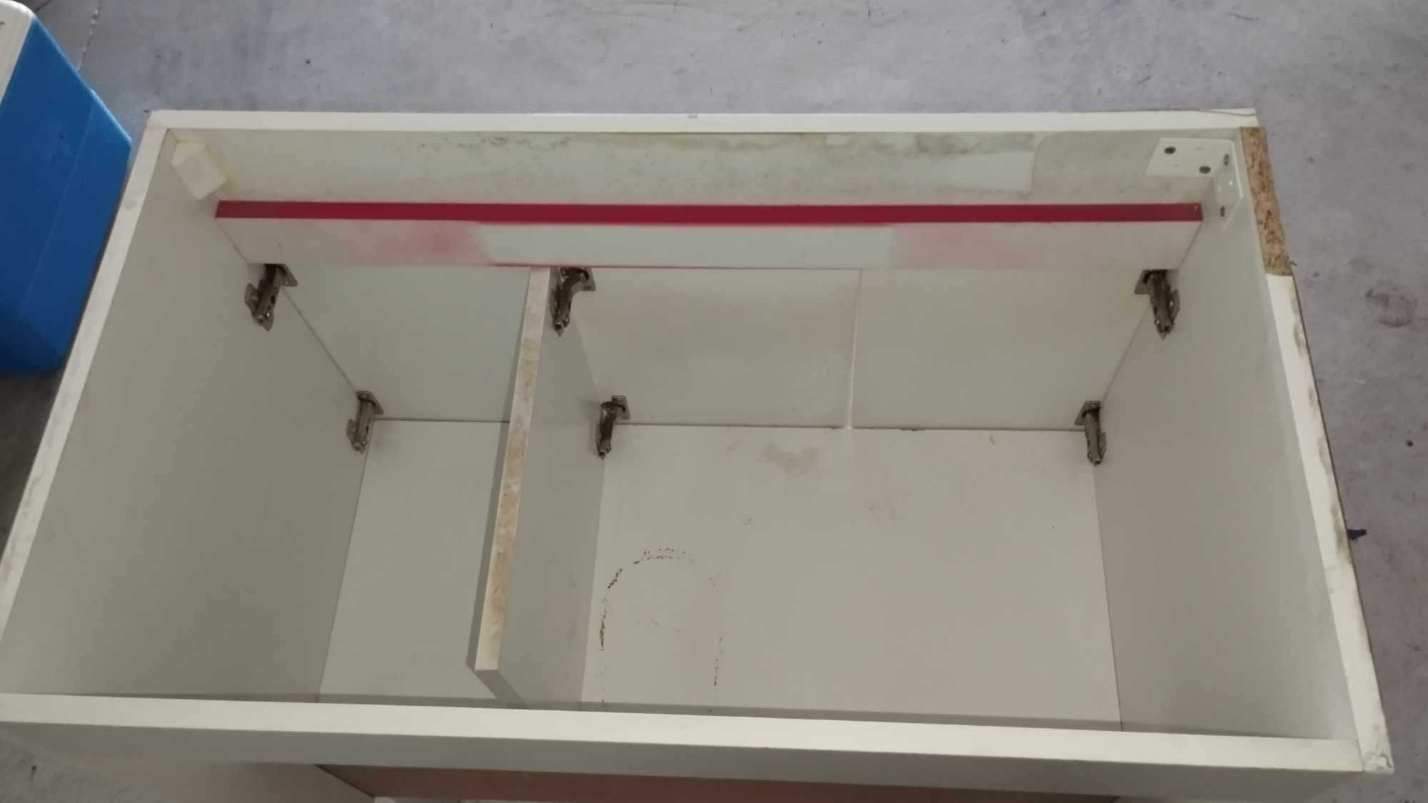 Móvel de casa de banho com alguns danos