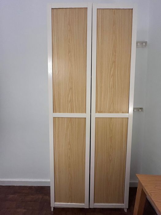 Estante com portas de vidro