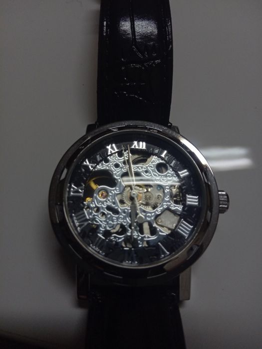 Relógio com mecanismo á vista