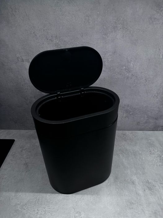 Czarny kosz łazienkowy IKEA BROGRUND