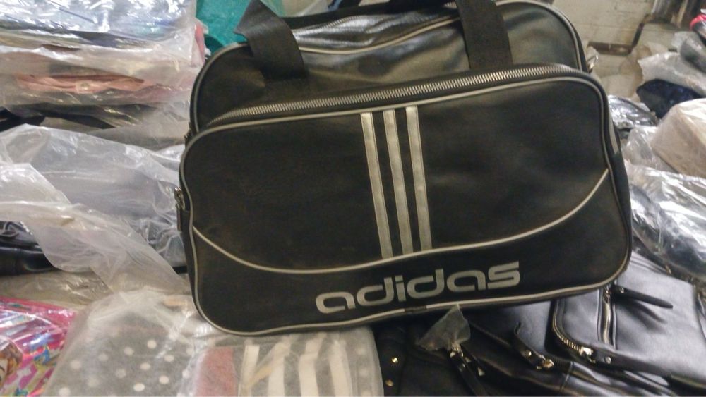 Продаж сумок та рюкзаків