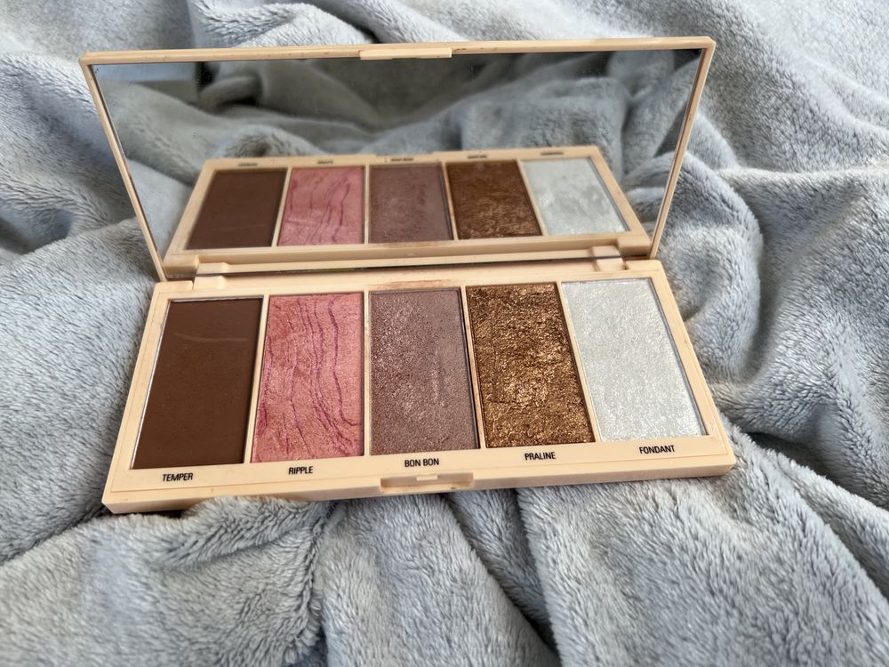 Paleta do konturowania bronzer róż rozświetlacz Makeup Revolution