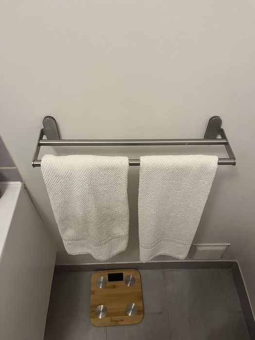 Toalheiros e porta rolos Brogrund (3 peças)