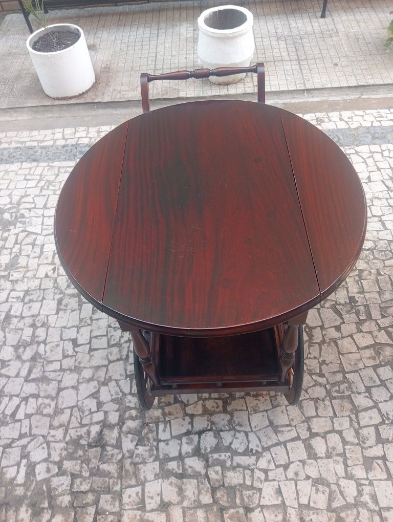 Carrinho de bebidas com mesa de fechar