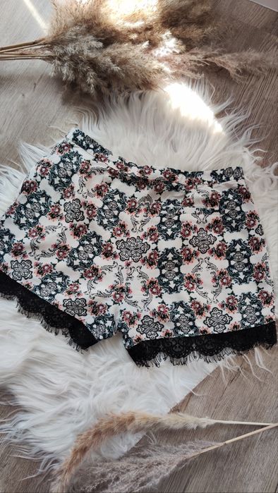Wiskozowe szorty krótkie spodenki z koronką Boho bali 36 S