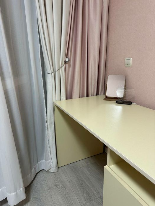 Сучасний якісний стіл