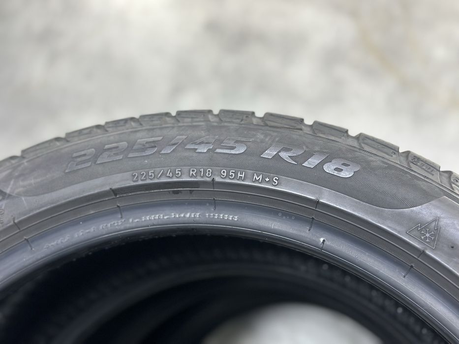 Зимові шини Pirelli Sottozero3 225/45 R18 95H