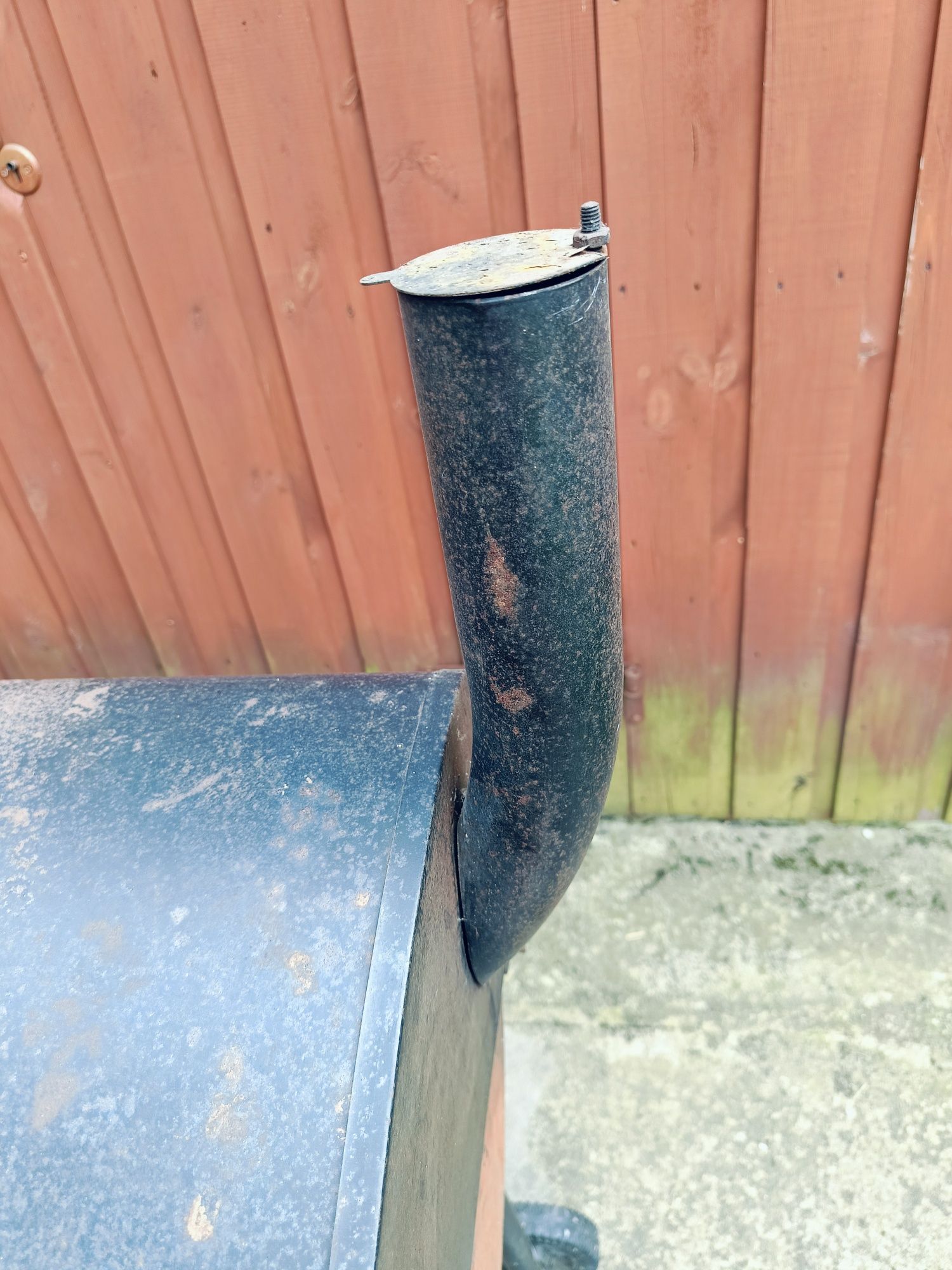 Grill węglowo drzewny firmy Lund.