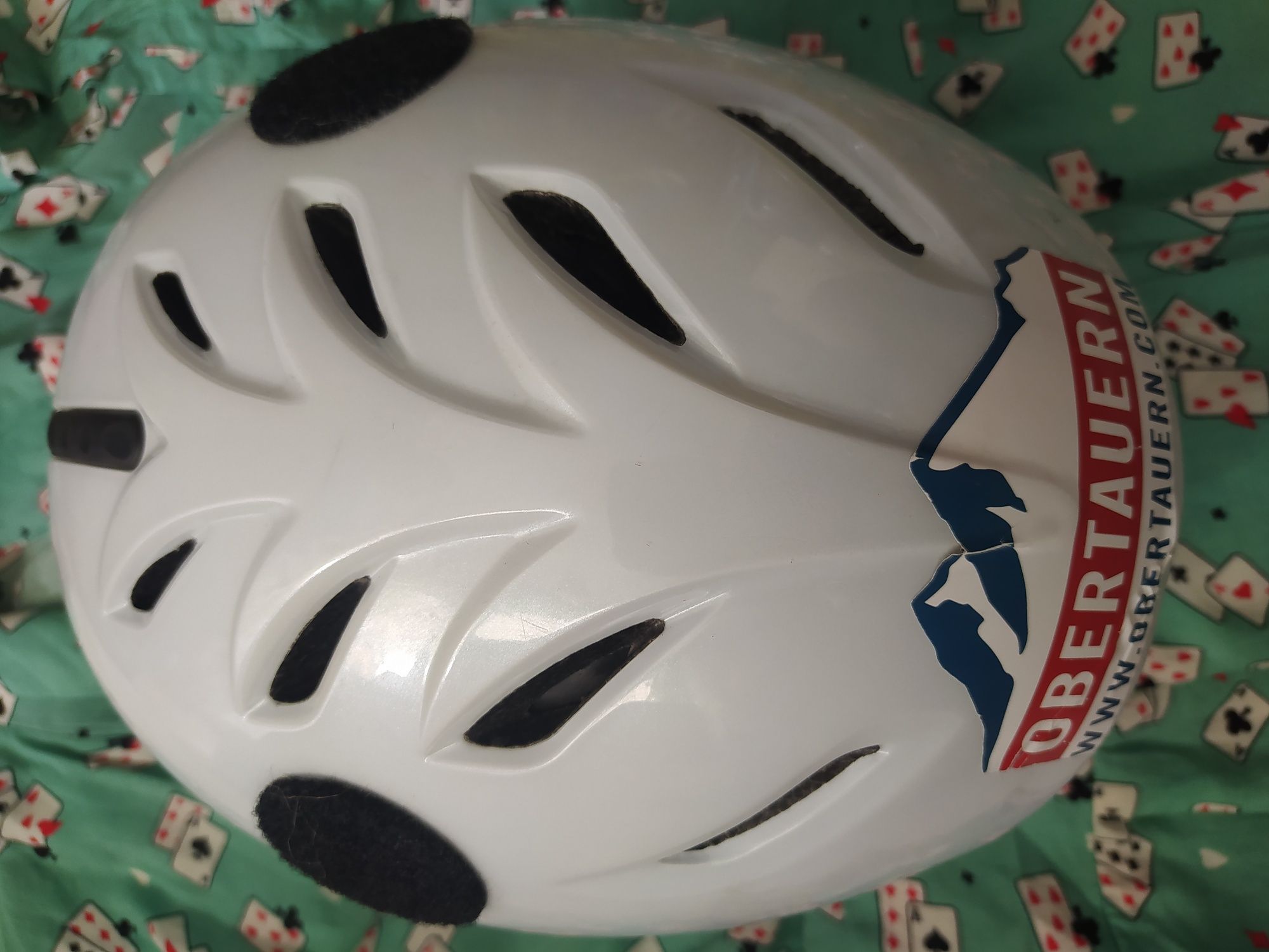 Kask motocyklowy biały.