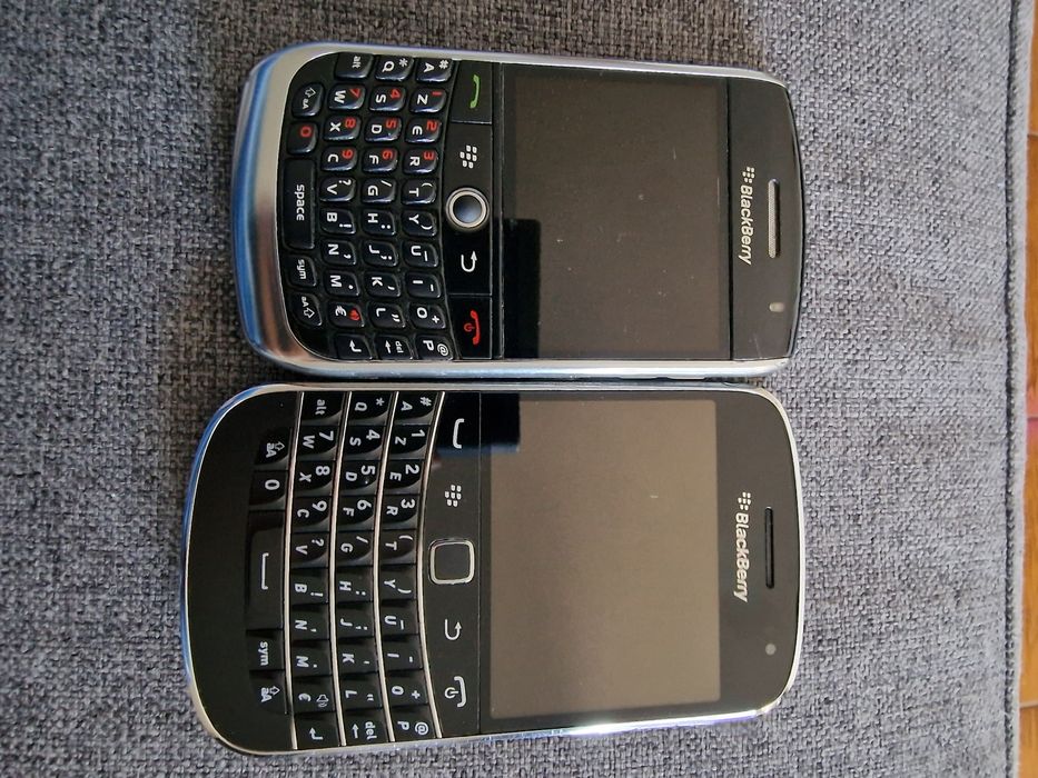 2 blackberry, 8900 e 9900