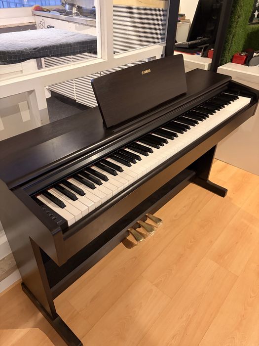 Piano digital Yamaha Arius YDP-145