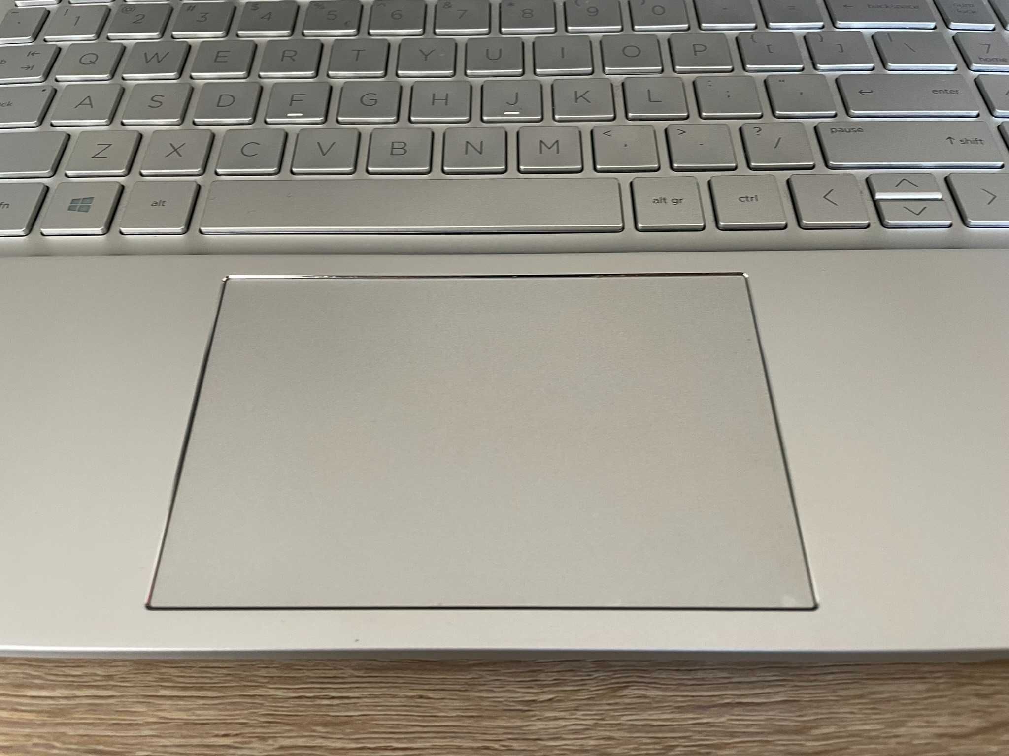 HP Pavilion 15‑eh1154nw - zestaw laptom-torba-mysz