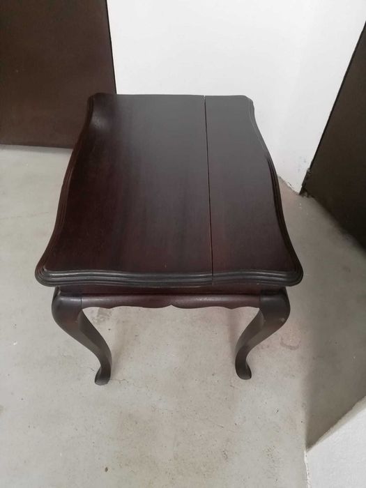 Mesinha de madeira, trabalhada, estilo anos 60