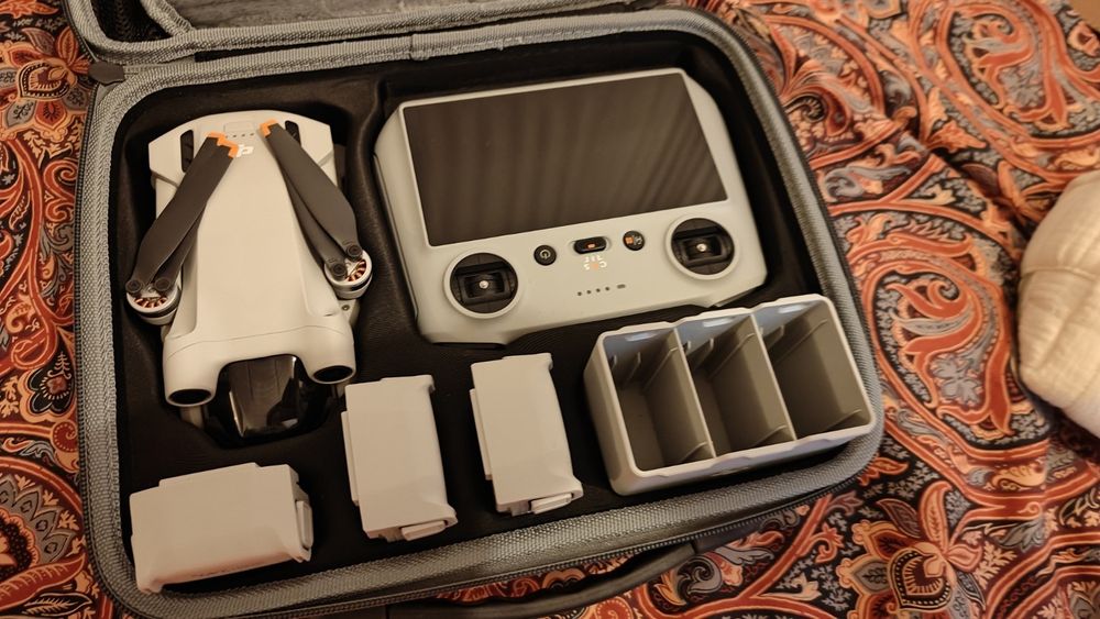 Drone DJI Mini 3 Pro + DJI RC + 3 pilhas + bolsa