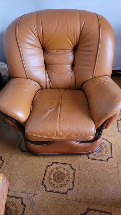 Doação de sofás de pele com madeira