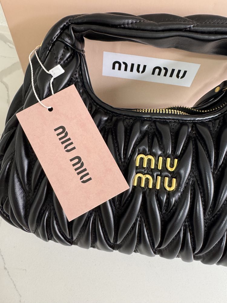 Mala preta da Miu Miu