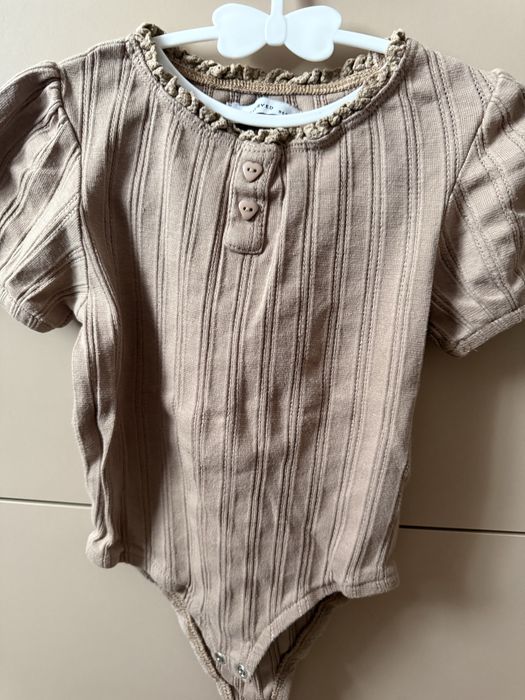 Śliczne bawełniane body r. 86 reserved beżowe prążkowane