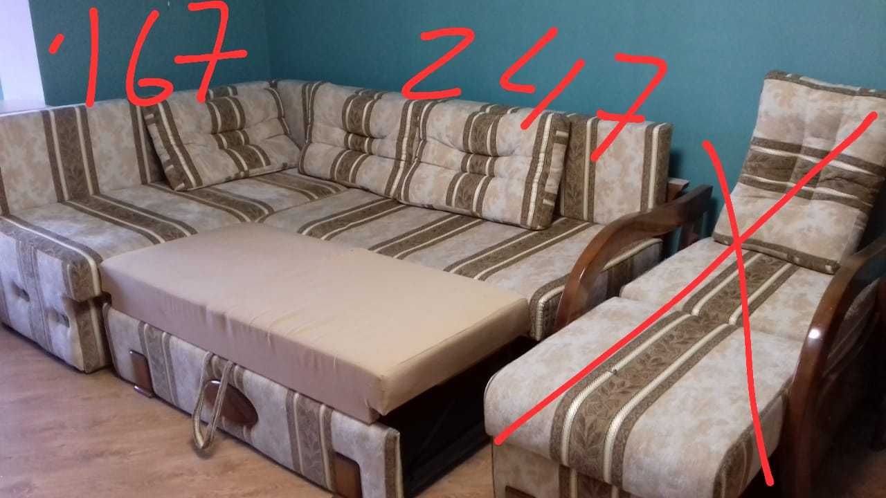 Диван кутовий :зручний та просторий, у доброму стані.