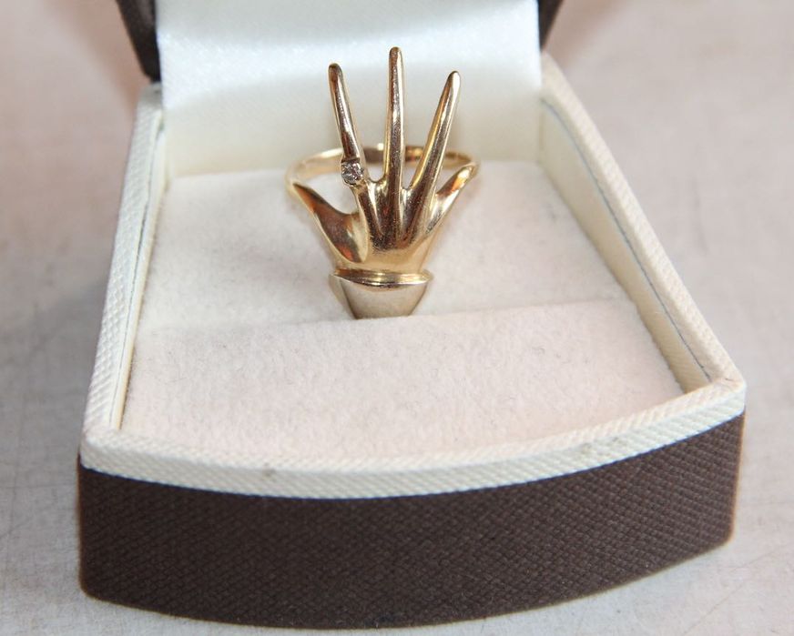 złoty pierścionek złoto 585 apart dłoń diament brylant zaręczyny