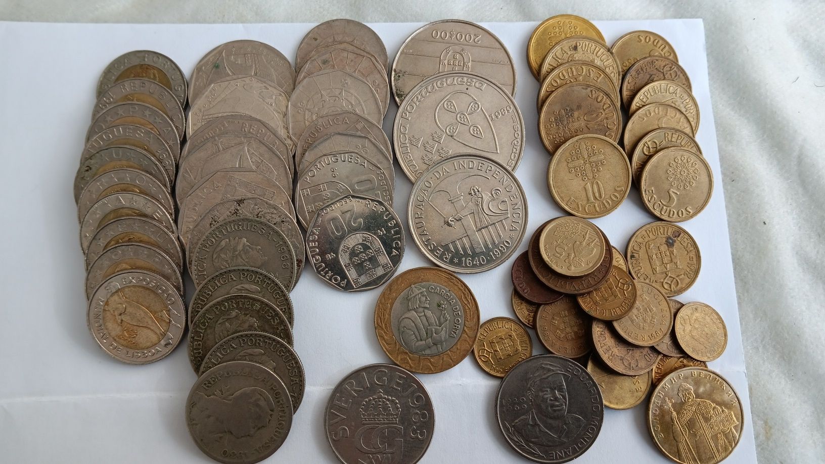 Lote com dezenas de moedas.