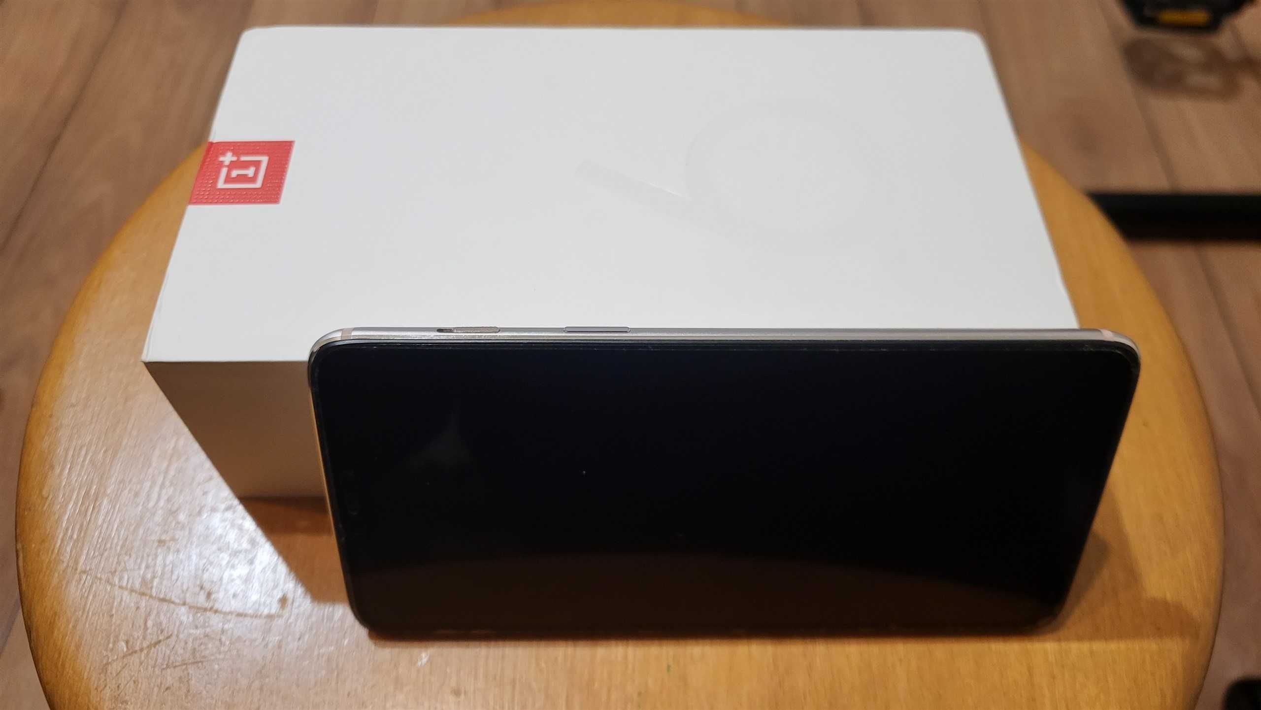 OnePlus 6 A6000 w kolorze białym, 8GB RAM, 128GB.