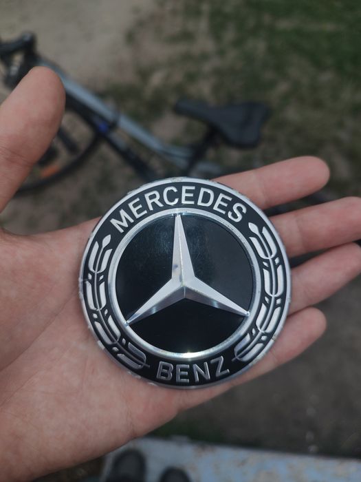 Значок Mersedes.