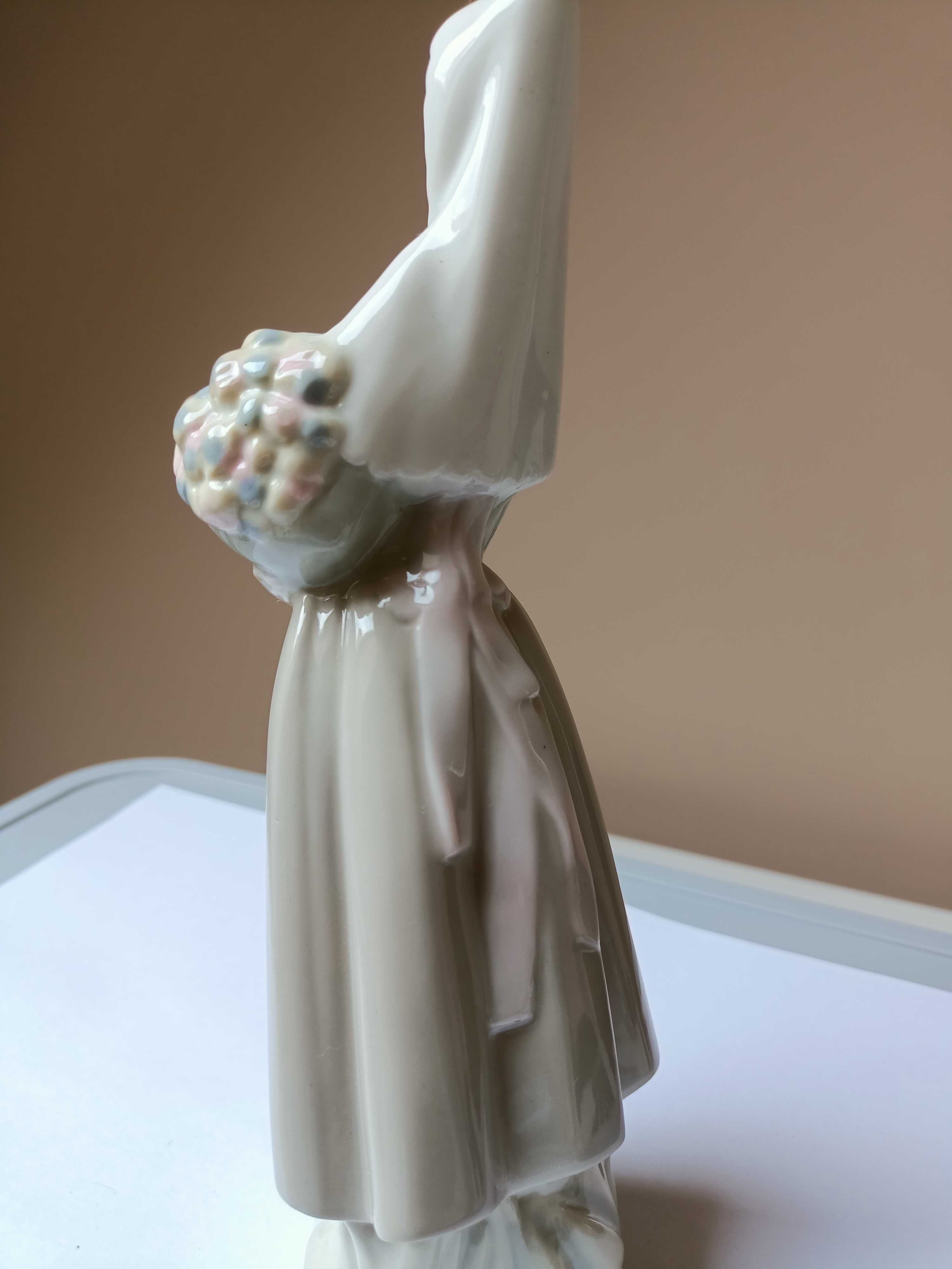 Figurka porcelanowa Espania dama z bukietem kwiatów