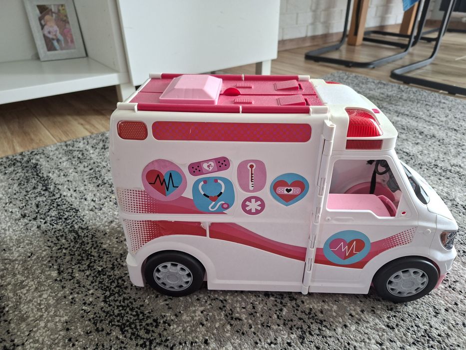 Karetka z sygnałem Barbie plus dwie lalki Barbie