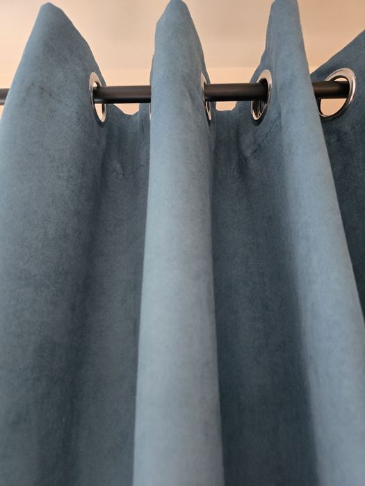 Zasłony na srebrnych przelotkach