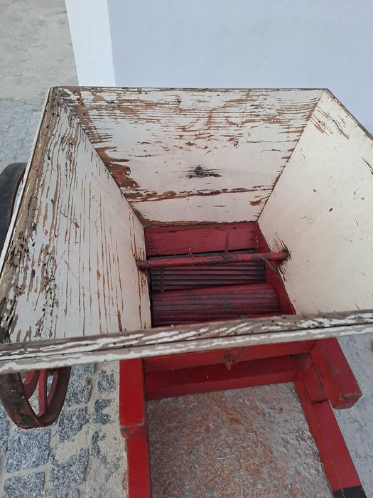 Esmagador de uvas manual antigo