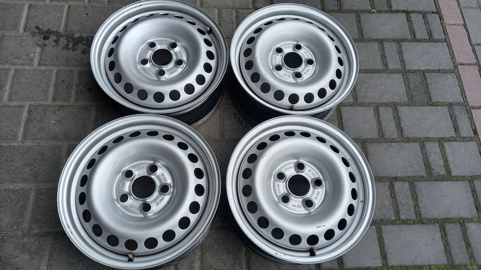 Oryginalne Felgi Stalowe Demo VW T5 T6 6.5J ET 51 16" 5x120 4 sztuki