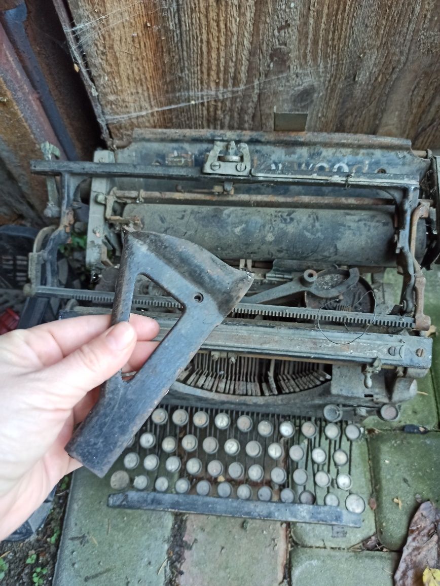 Stara maszyna do pisania na części Underwood uszkodzona
