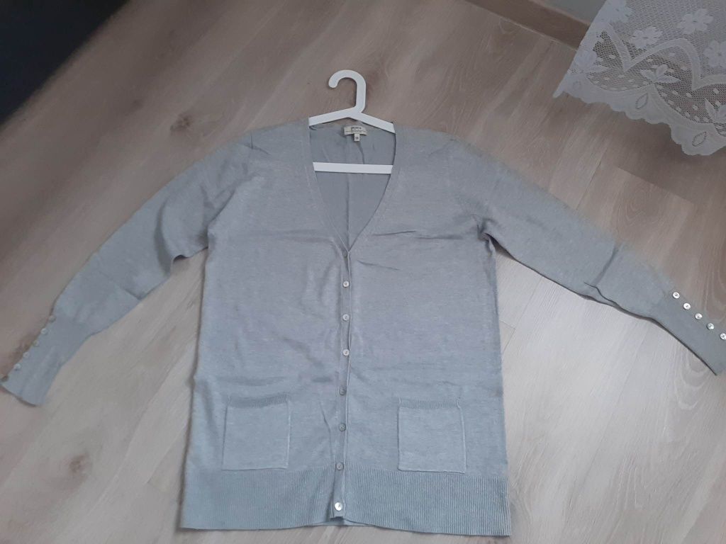 Sweter z guziczkami