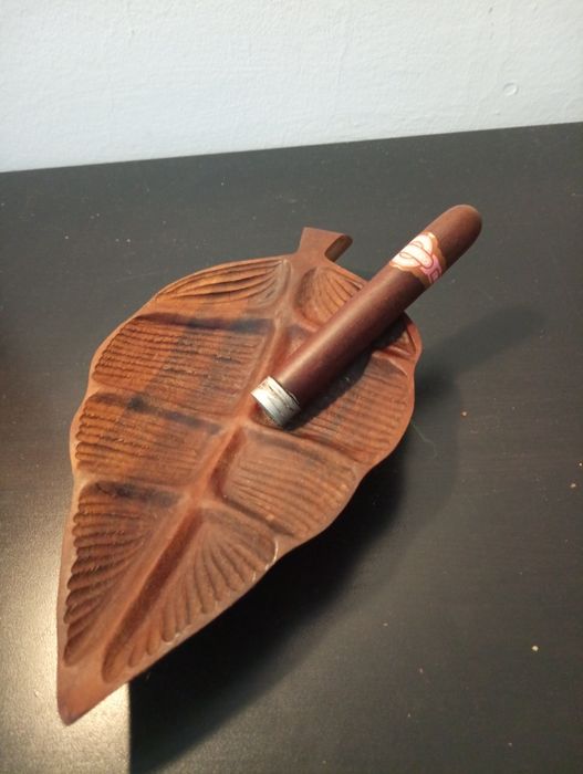 Original Cinzeiro em madeira esculpida à mão, forma de folha e charuto