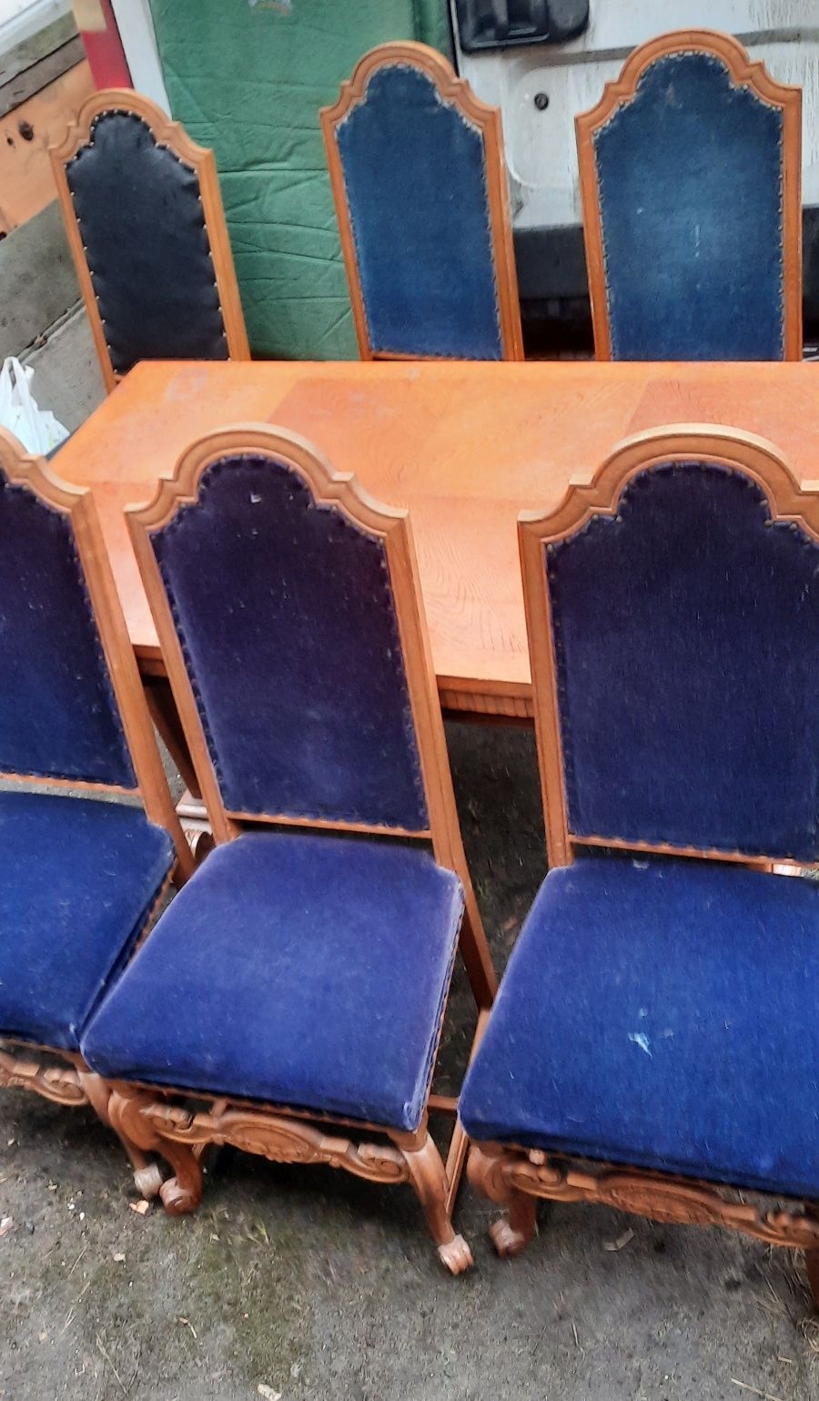 Stół i krzesła do renowacji