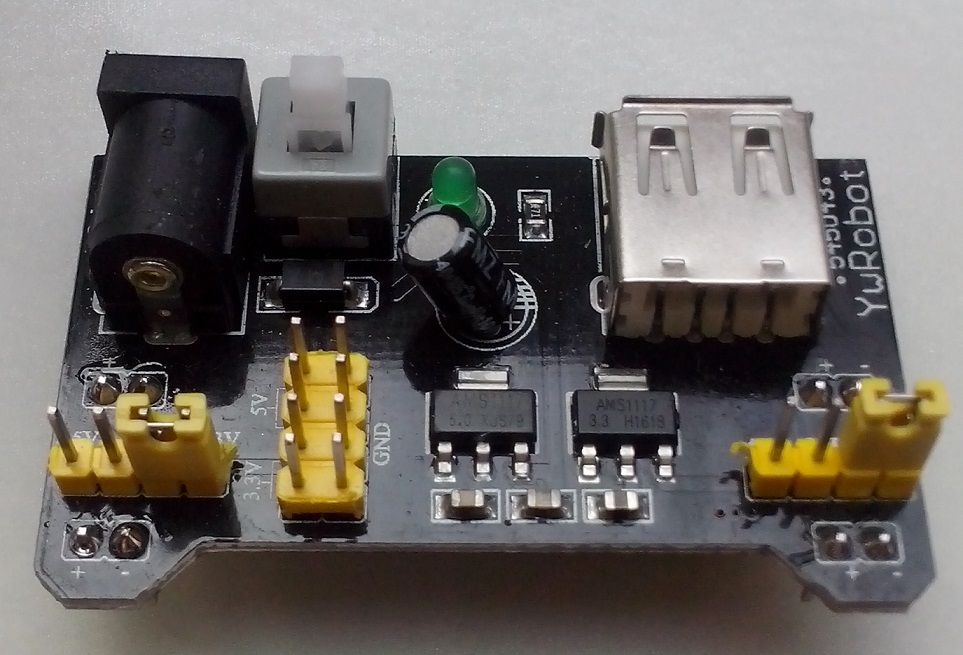 Макетная плата ,  Arduino, перемычки, модуль питания