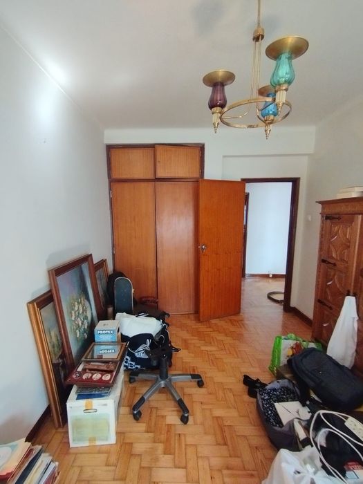 T4 na Rua Mateus Fernandes, Covilhã, entrada privativa, estacionamento