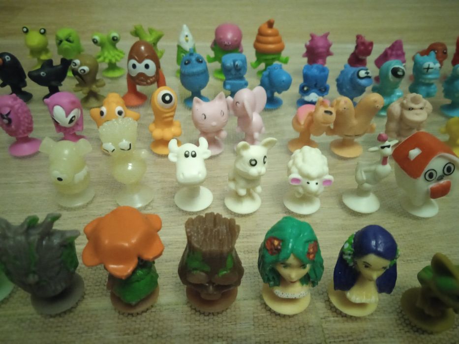 Іграшки фігурки тварин на присосках