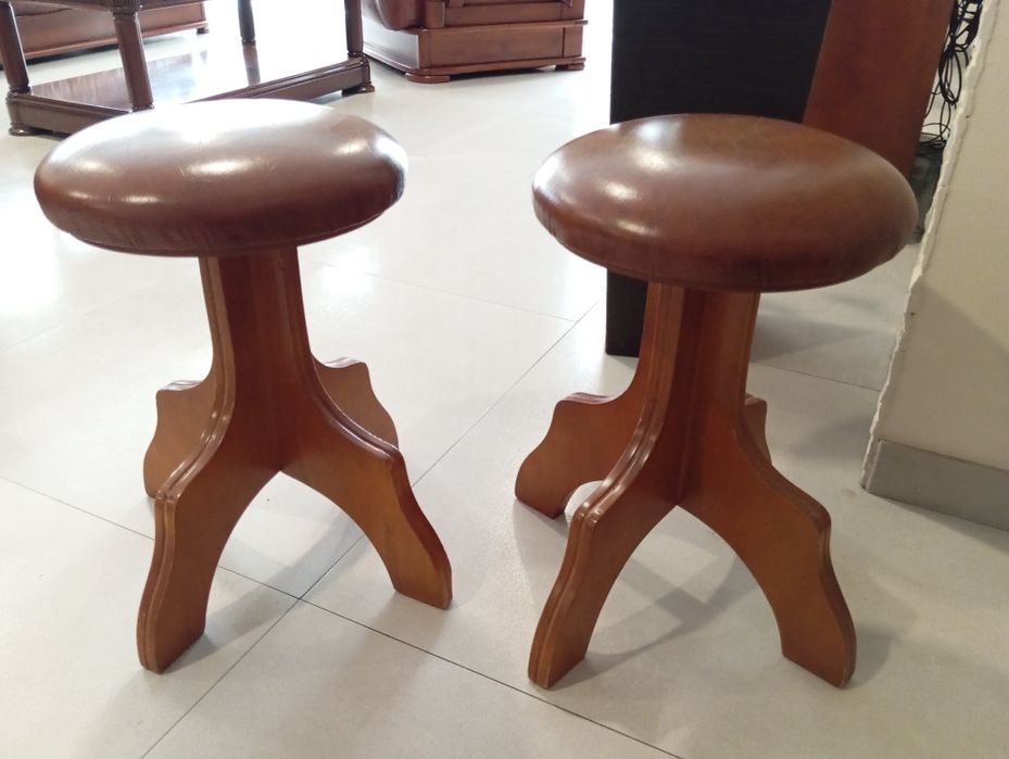 Bancos em pele e madeira de cerejeira